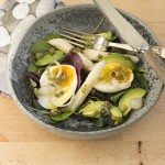 Smilende æg med avocado og asparges