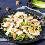 Cæsar salat med kylling og bacon