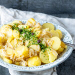 Varm kartoffelsalat som tilbehør